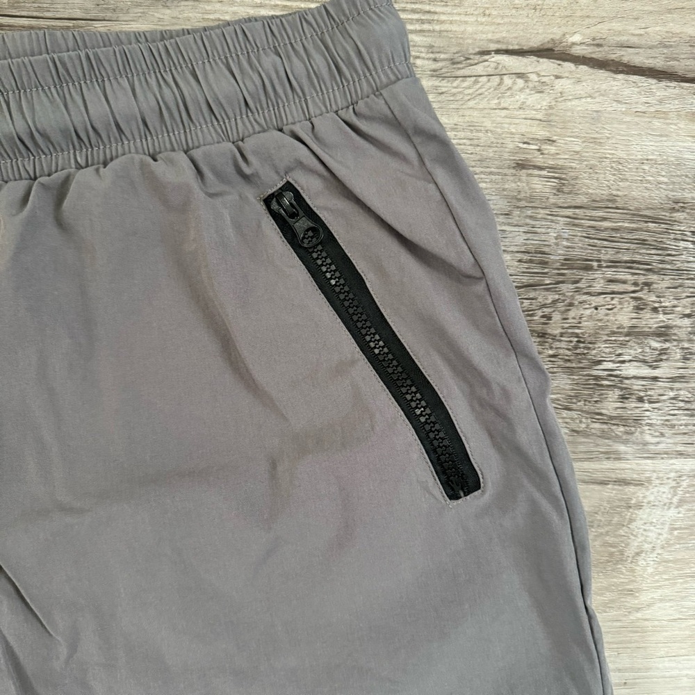 SOLD Gray essential mens short shorts lined 
Adjustable waist - Picture 3 of 7
